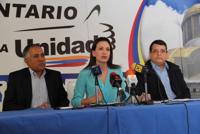 Machado: «Maduro pretende imponer cadena perpetua con la complicidad del CNE»