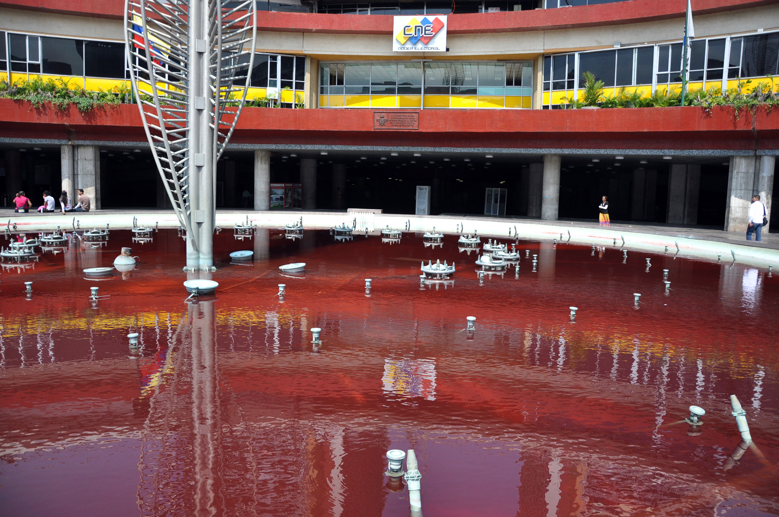 Fuentes de plazas públicas amanecieron teñidas de rojo