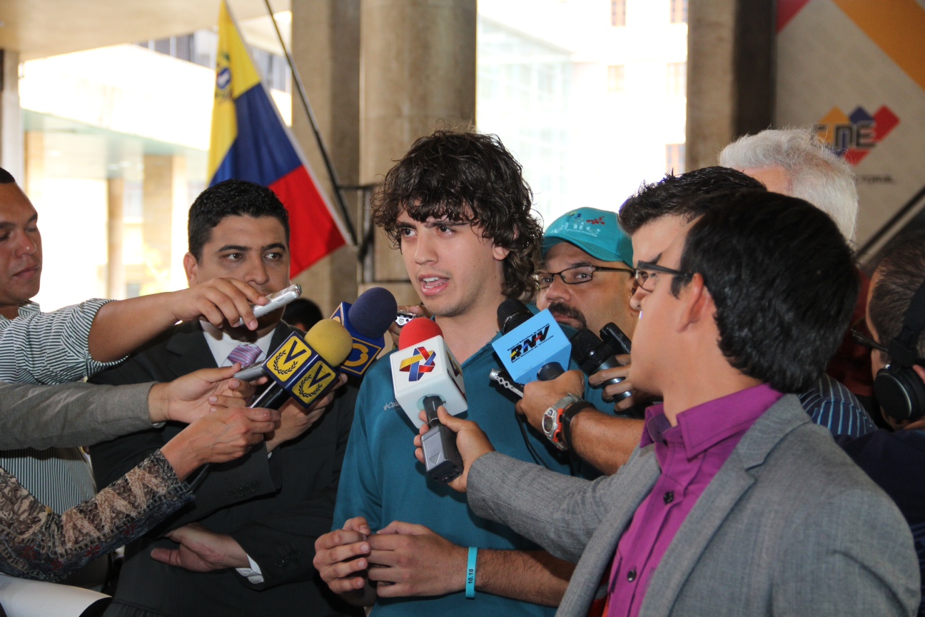 “Le exigimos a la rectora Tibisay Lucena de manera categórica y contundente que cese el abuso del poder»