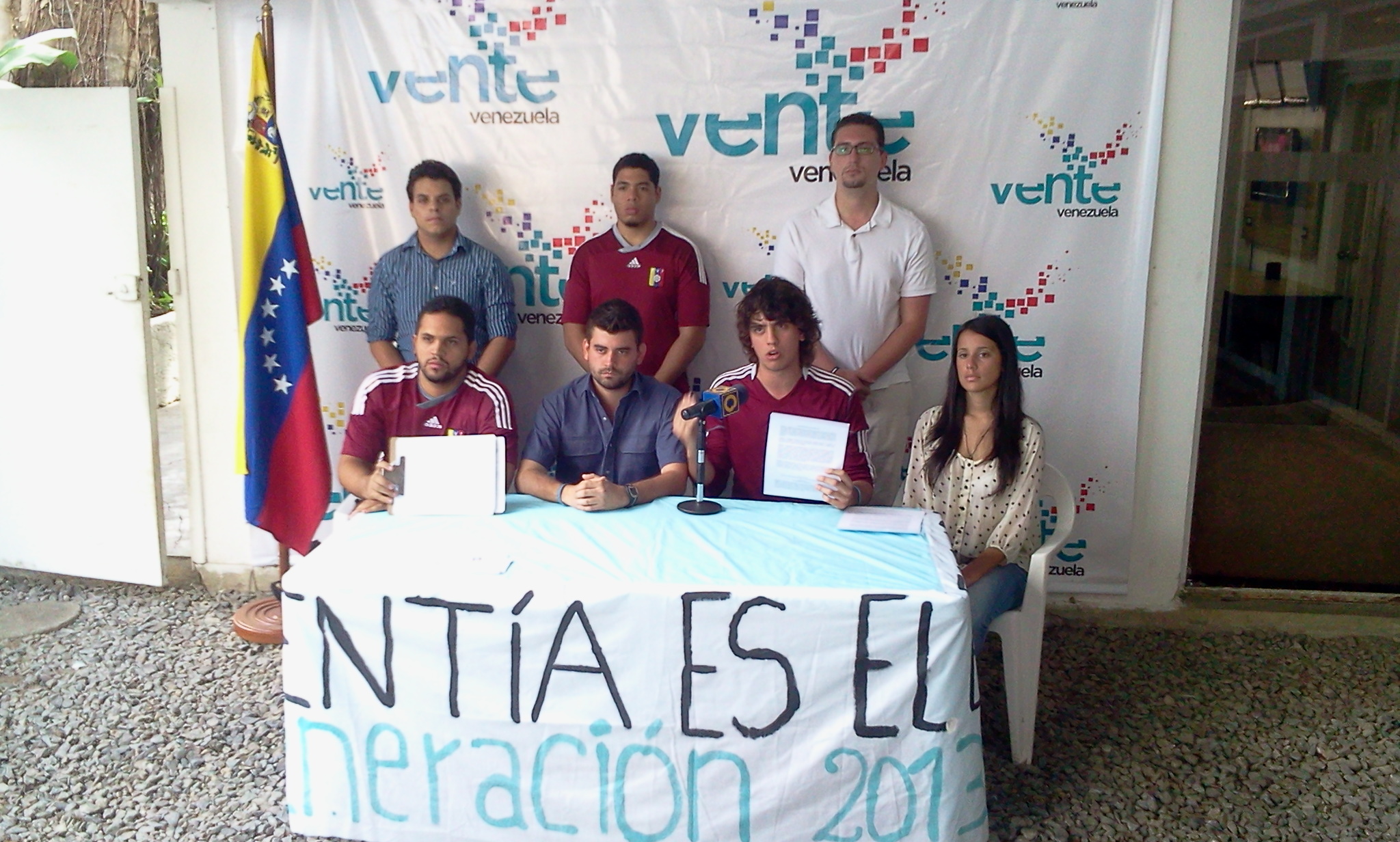 Vente Joven recolecta firmas para exigir garantías electorales el 14-A