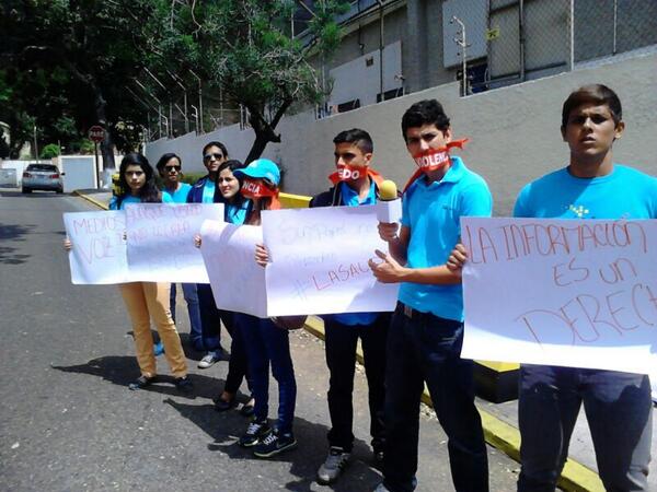 Jóvenes protestaron en Globovisión contra el “cerco mediático del gobierno”