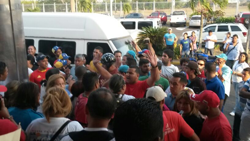 Diputados de la Movida Parlamentaria fueron agredidos en aeropuerto de Puerto Ordaz por grupos oficialistas