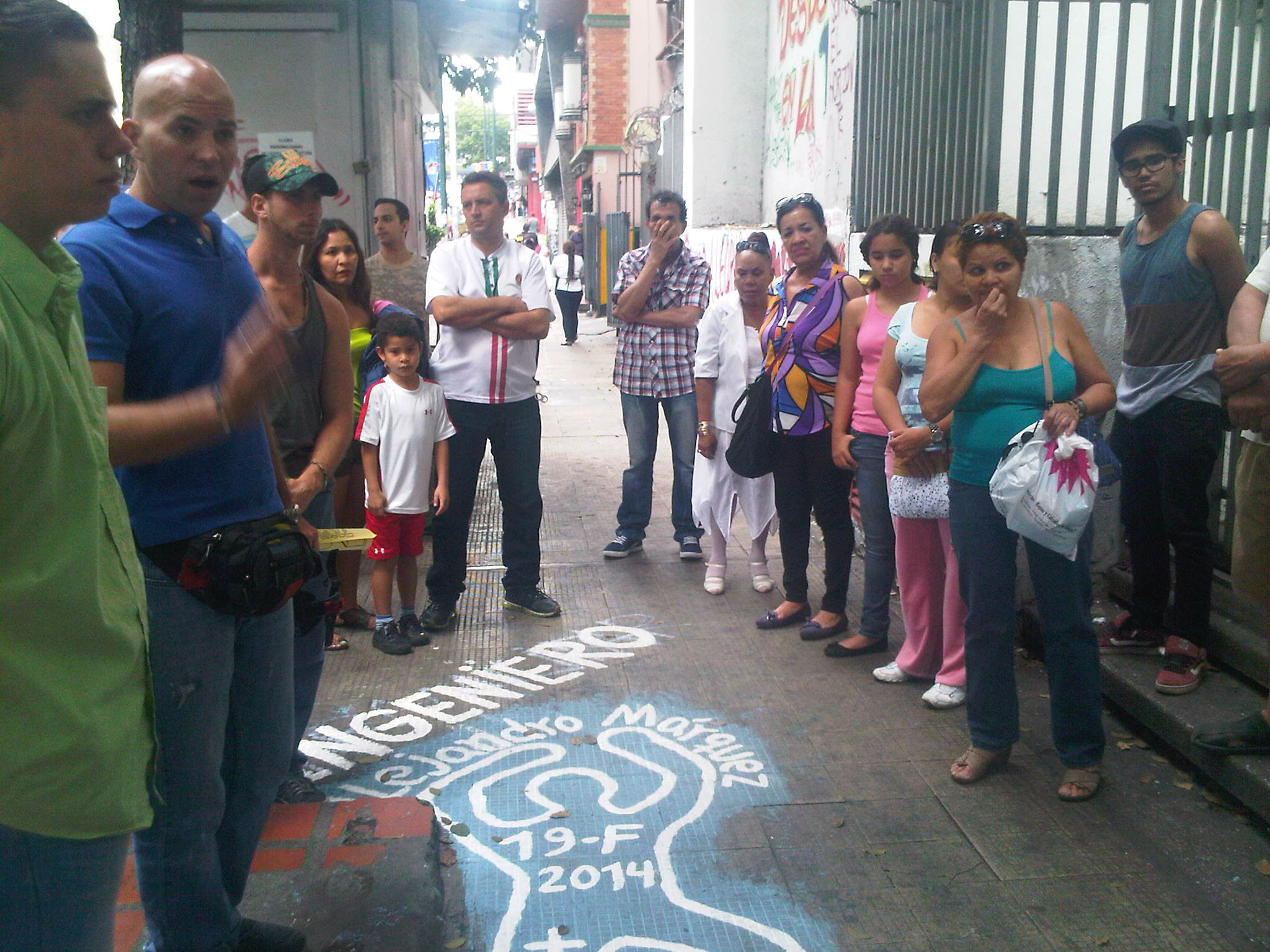 Colectivos destruyen silueta de Alejandro Márquez pero comunidad de Caracas la restaura