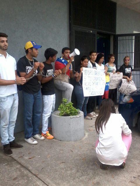 MOVIMIENTO RESISTENCIA PROTESTÓ FRENTE A SEDE DE LA DEFENSORÍA DEL PUEBLO