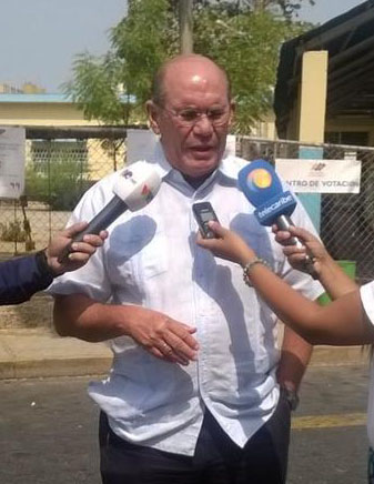 Omar González reitera compromiso con los presos políticos del país