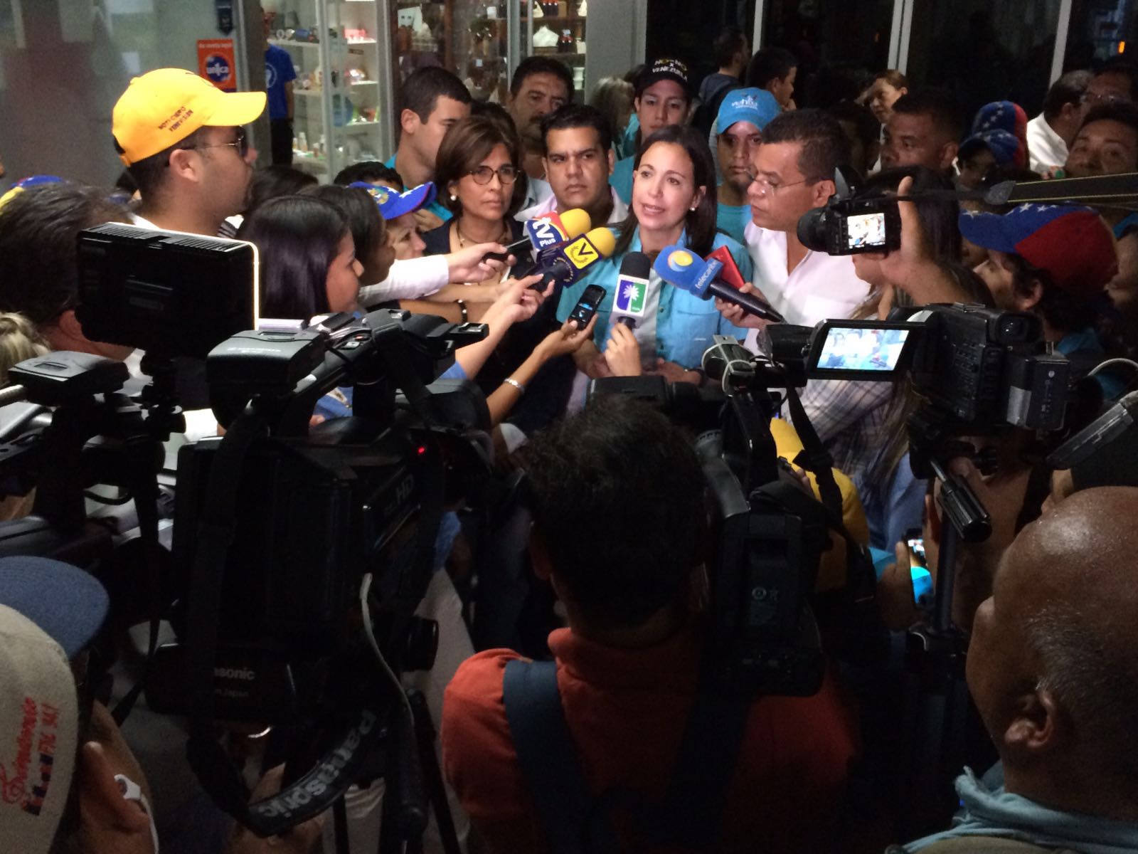 Machado: La renuncia es tan urgente como el hambre