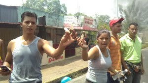 Habitantes de Boquerón muestran las pruebas de la represión.