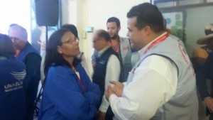 El diputado Franco Casella conversando con la rectora Socorro Hernández.