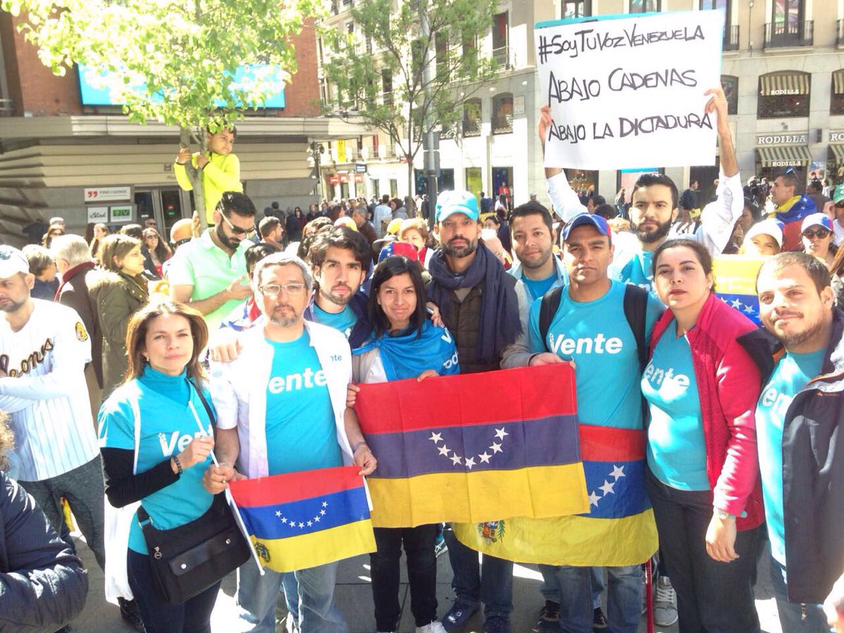 Venezolanos salen a la calle en España a protestar golpe de Estado en su país