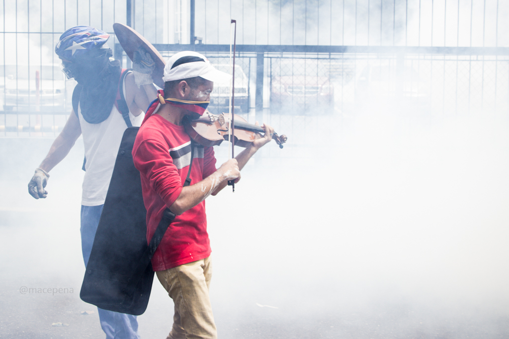 En fotos: Arte y resistencia entre gases y piedras