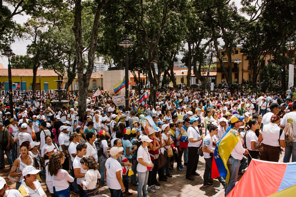 Caraqueños alzan la voz y marchan por la libertad de expresión en Venezuela