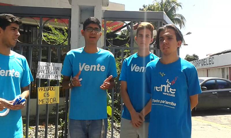 Vente Joven lleva velas a la sede de Corpoelec en Aragua tras constantes apagones