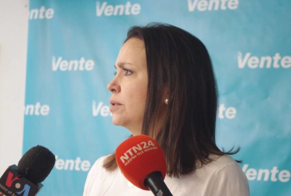 María Corina: Sin siquiera sentarse, le dieron tiempo, legitimidad y dinero a Maduro
