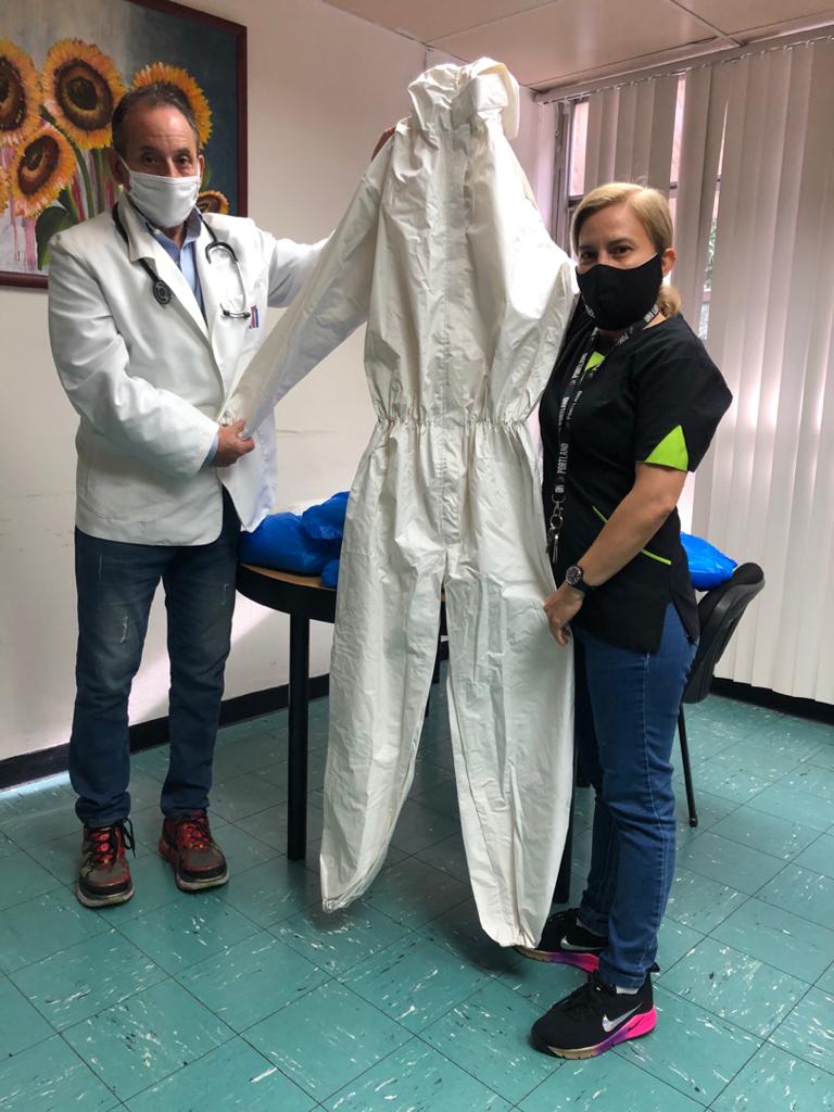 Merideños se organizan y entregan trajes de bioseguridad al Hospital Universitario de Los Andes