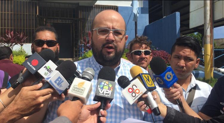 José Santoyo: En Venezuela los presos políticos y comunes hacen colas para defecar en bolsas y orinar en botellas plásticas
