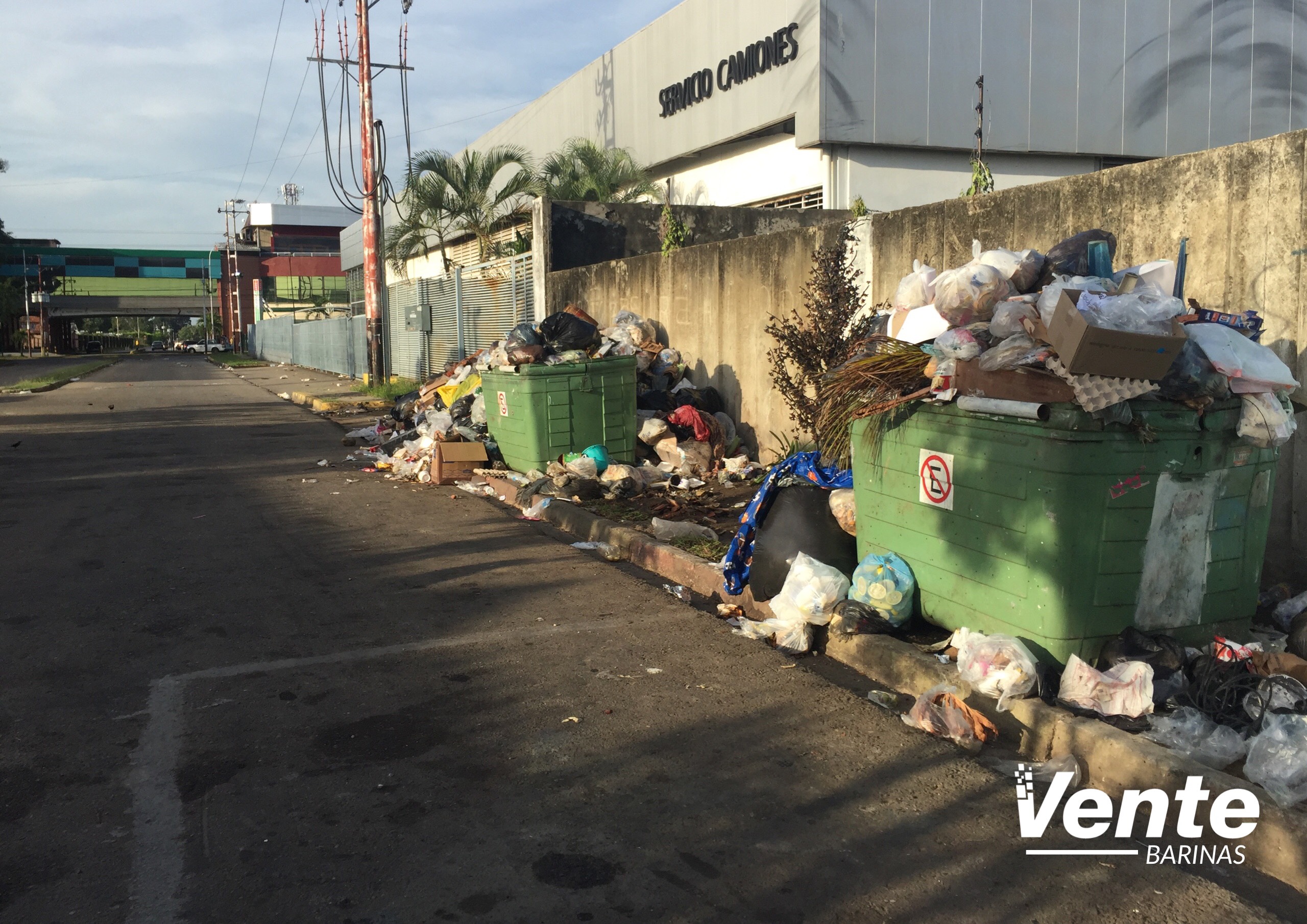 César Tablante denuncia que en un vertedero de basura se ha convertido la Av. Táchira en Alto Barinas (+Vídeo)