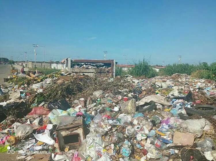 César Tablante denuncia la contaminación por la basura en Av. Nueva Torunos