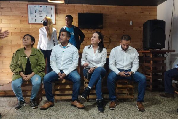 Para María Corina “es mentira que los venezolanos nos rendimos y no nos conformamos. La libertad es lo que nos ha mantenido de pie, porque somos gente echada para adelante y queremos ser libres”.