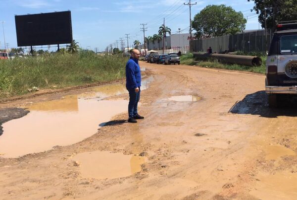 José Santoyo: Entre lodo y huecos transitan los vehículos por la vía de los Mesones en Barcelona