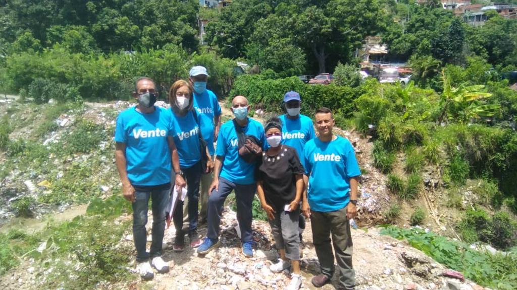DESIDIA | Vente Vargas denuncia que habitantes de El Teleférico y El Cojo deben caminar entre basura y maleza