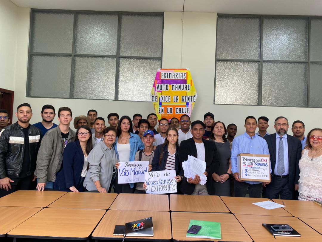 Jóvenes de Vente Venezuela entregan a la Comisión de Primarias 10 mil firmas a favor del voto manual