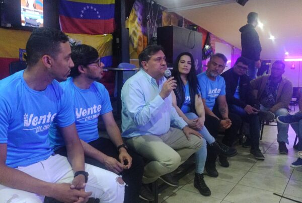Henry Alviarez junto a los líderes de Vente Colombia en Bogotá.