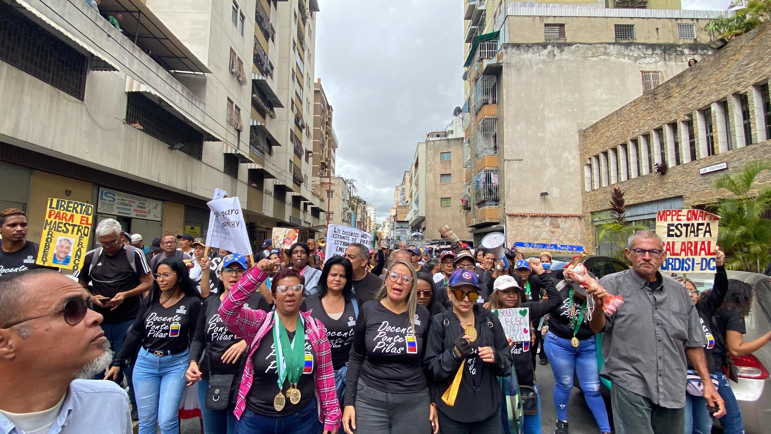 Maestros venezolanos se movilizan en Caracas por una mejor educación