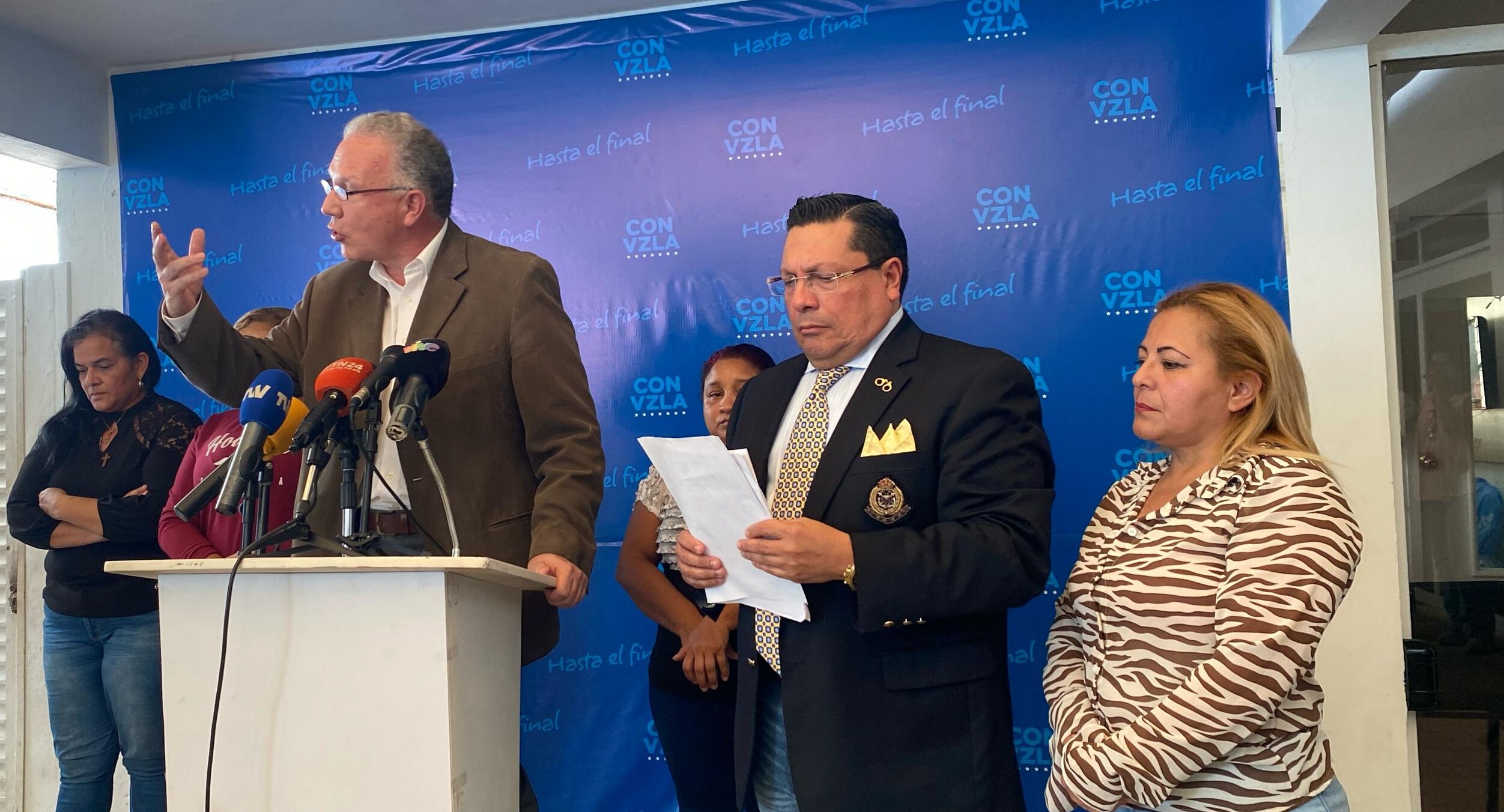 Jefes de campaña de María Corina fueron presentados a escondidas, sin defensa privada y vestidos de turquesa