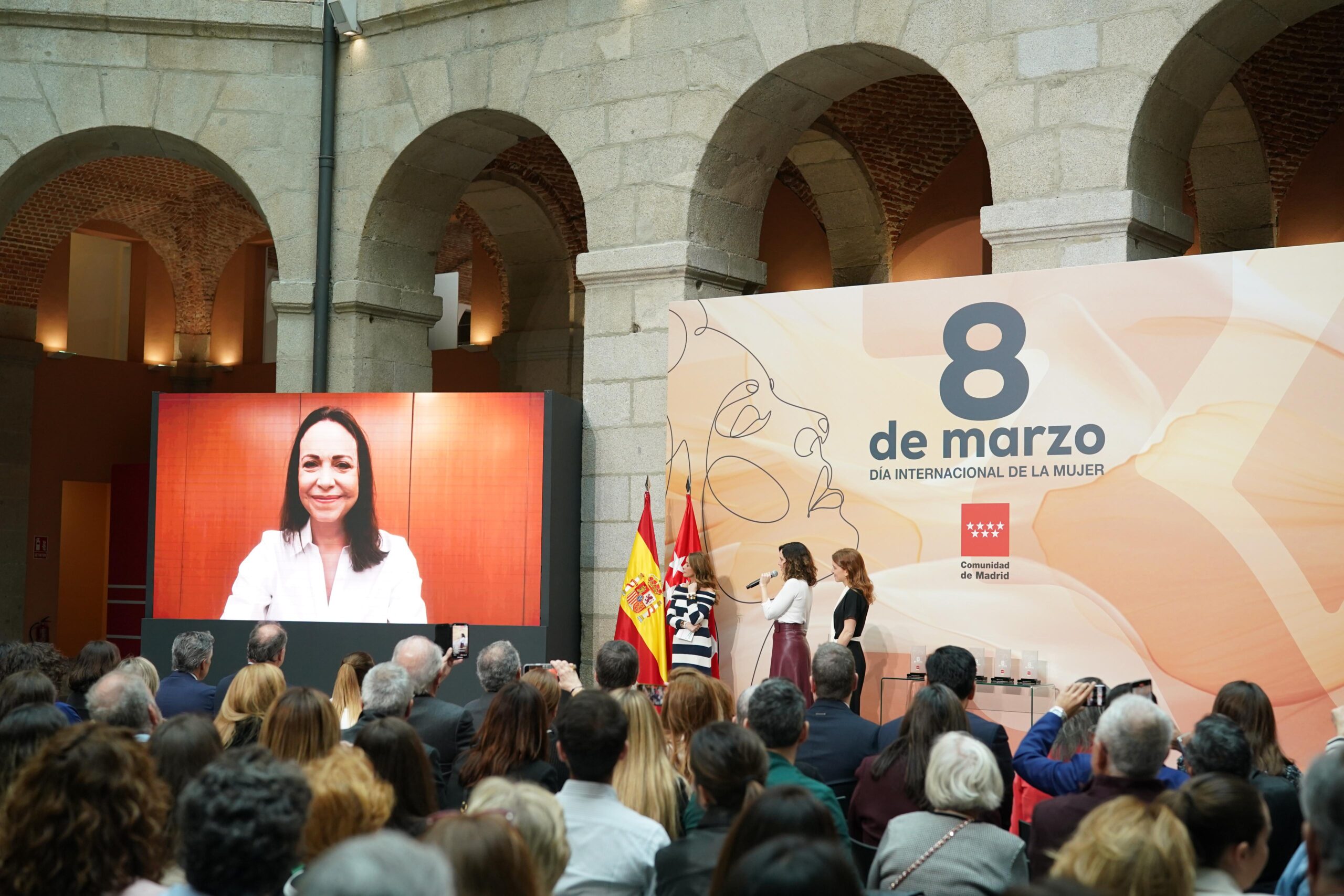 “Es una valiente”: Isabel Díaz Ayuso condecora a María Corina Machado
