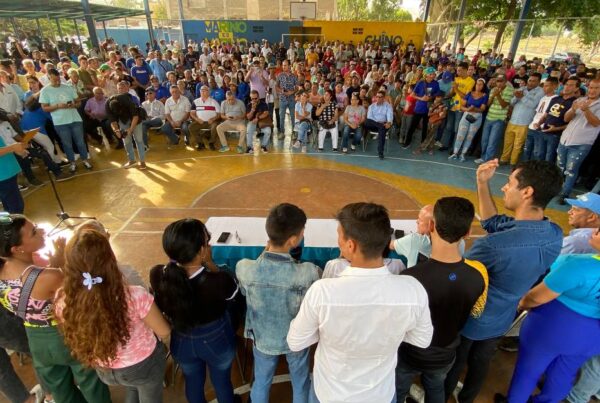 En este marco de la aceleración del trabajo electoral en la entidad insular, y en una contundente unión de todos los partidos políticos que conforman la plataforma unitaria, Bower Rosas, director de campaña del Comando Con Vzla Nueva Esparta informó que en los próximos días, y en una primera etapa, serán juramentados más de dos mil comanditos