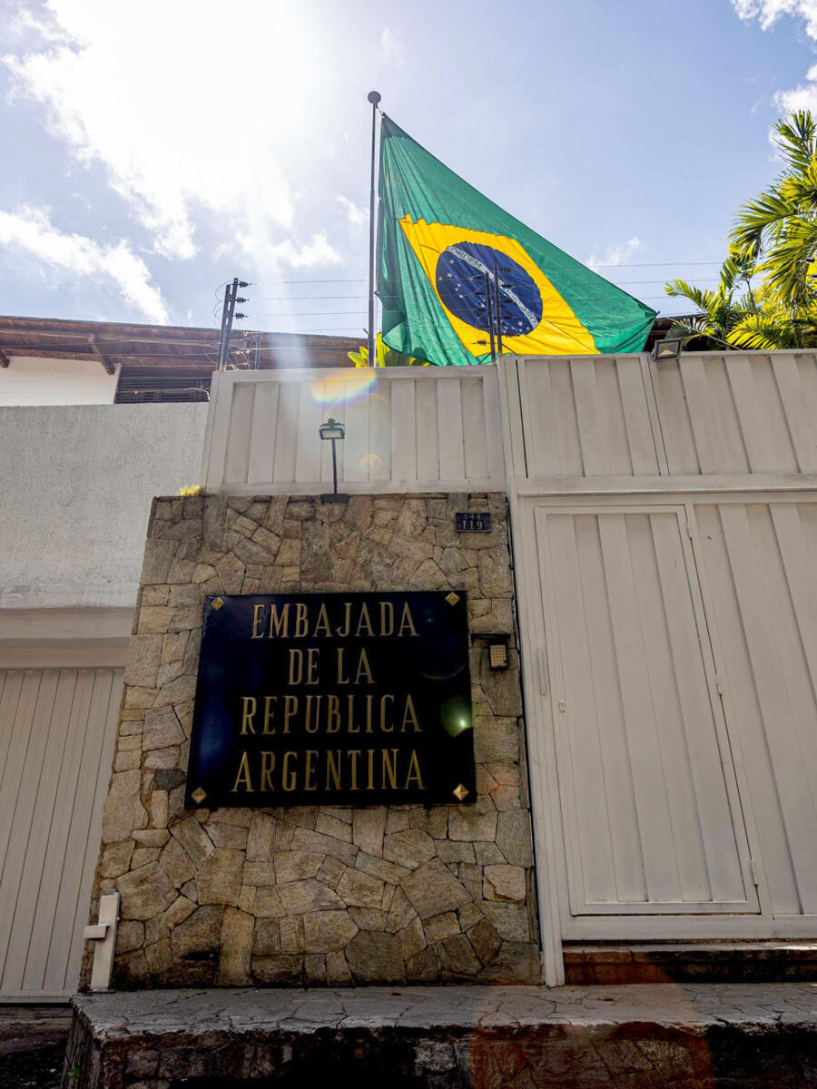 Niegan acceso de medicinas vitales a los asilados en embajada Argentina