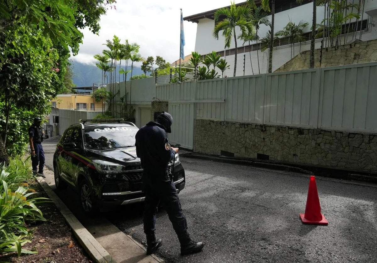 El régimen de Maduro tortura en la Embajada de Argentina: la dictadura arrecia su asedio a los cinco asilados