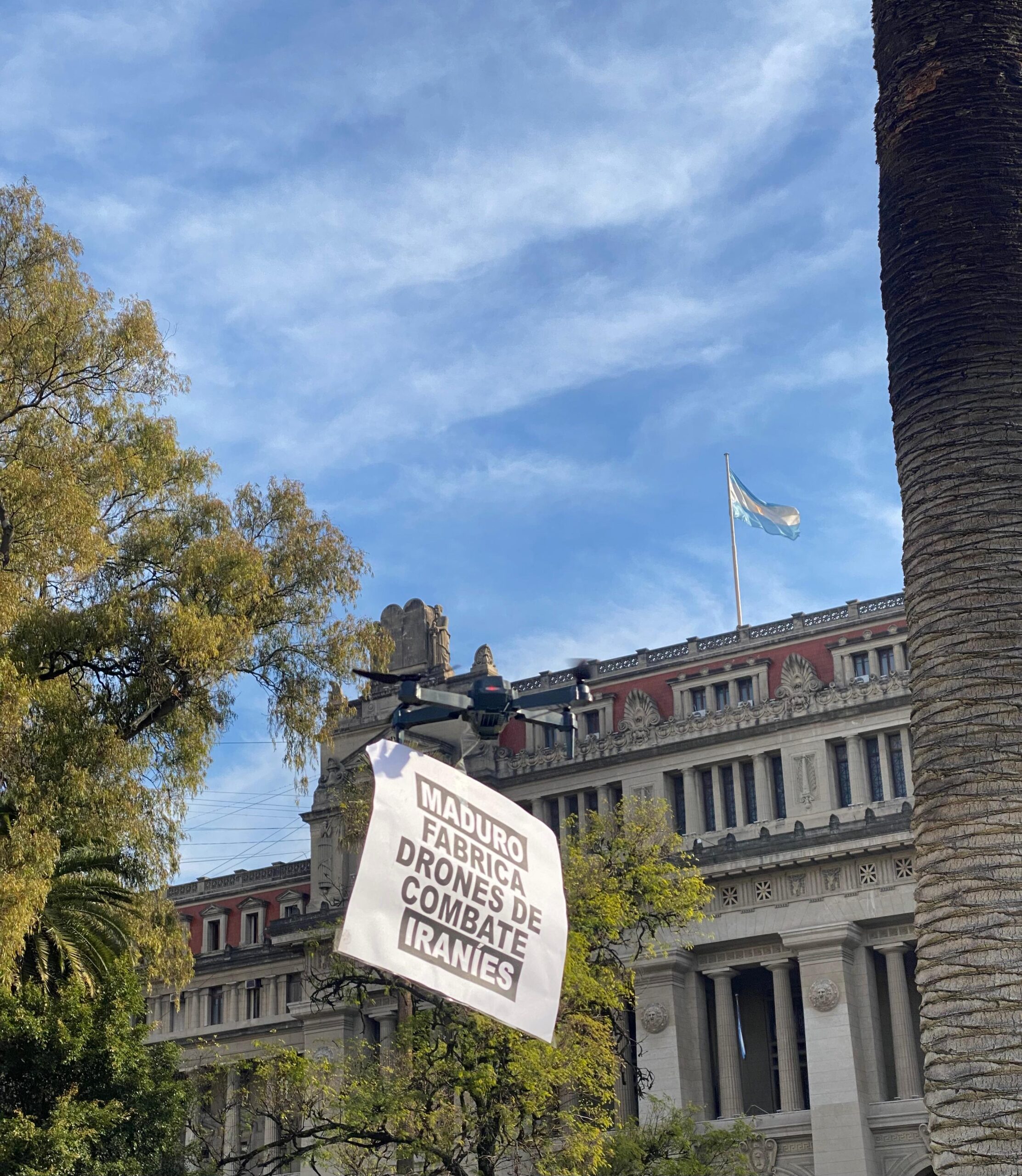 Drones para denunciar a la dictadura: así alertaron los venezolanos en el mundo las alianzas del régimen de Maduro con Irán