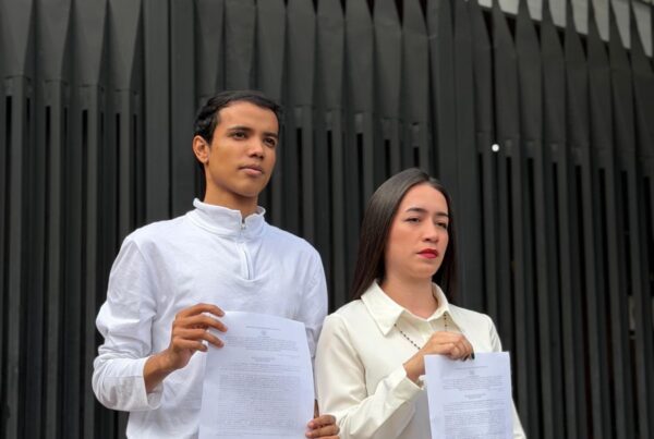 ​Tras haber sido excarcelados previamente bajo medidas restrictivas —que incluían la presentación ante tribunales cada 15 días y la prohibición de salida del país—, el sistema judicial notificó este jueves el cese de dichas limitaciones