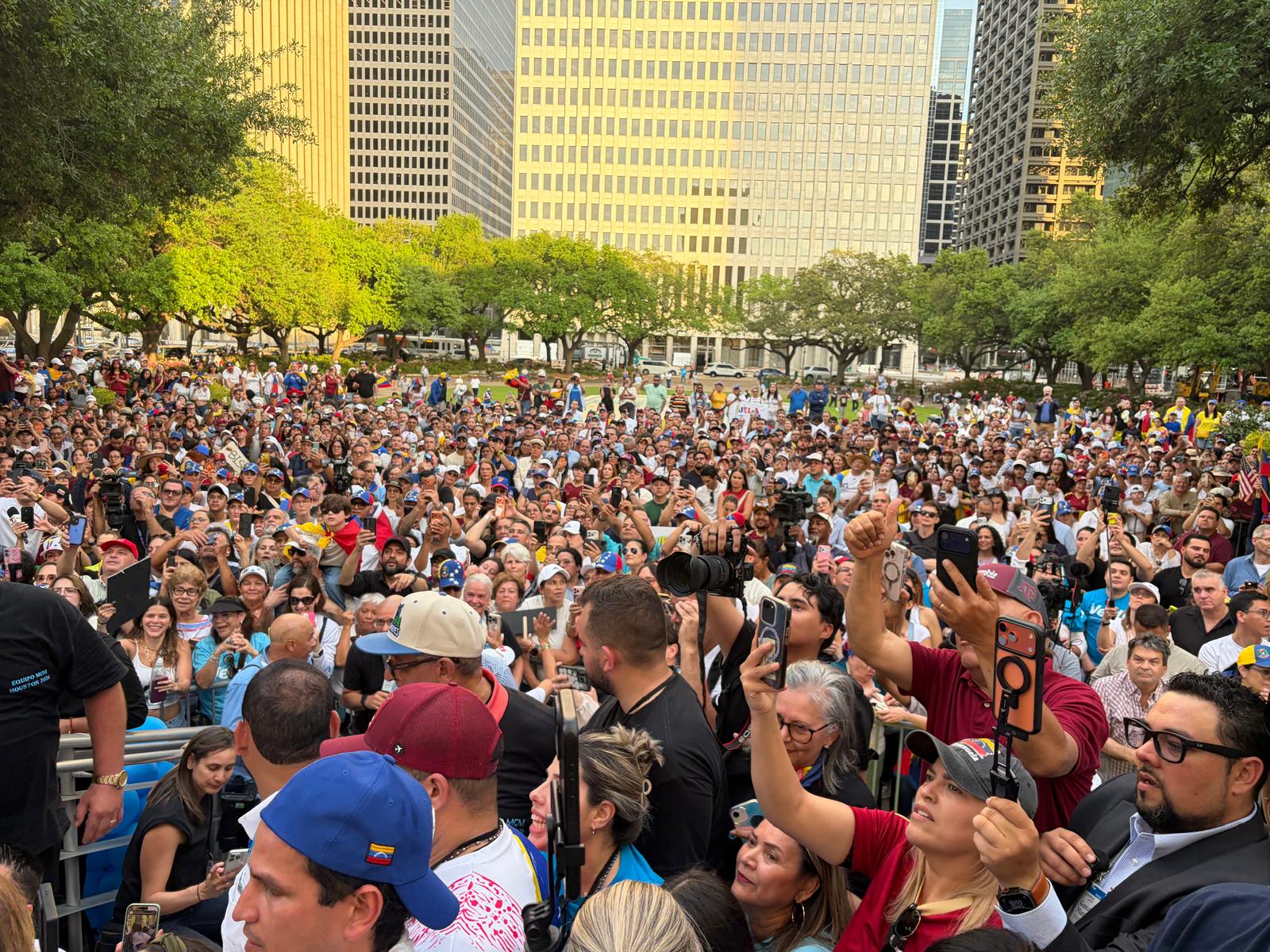 María Corina con los venezolanos en Houston: “Nada ni nadie nos va a detener; vamos por una transición ordenada”
