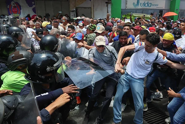 Enfrentamiento entre manifestantes y fuerzas de seguridad en Caracas. (Efe)