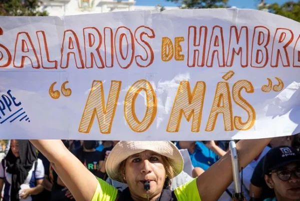 Trabajadores del sector público se manifestaron el lunes en Maracaibo. HENRY CHIRINOS | EFE