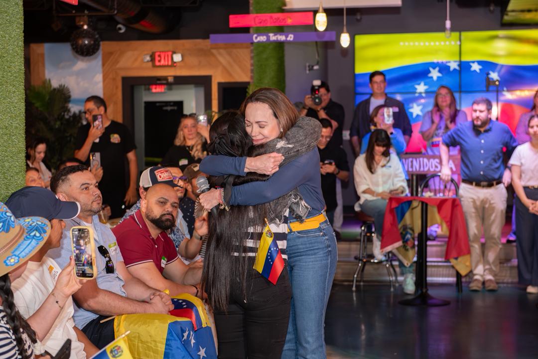 [VIDEO] Historias de esfuerzo, distancia y esperanza marcaron encuentro de María Corina con venezolanos en Washington